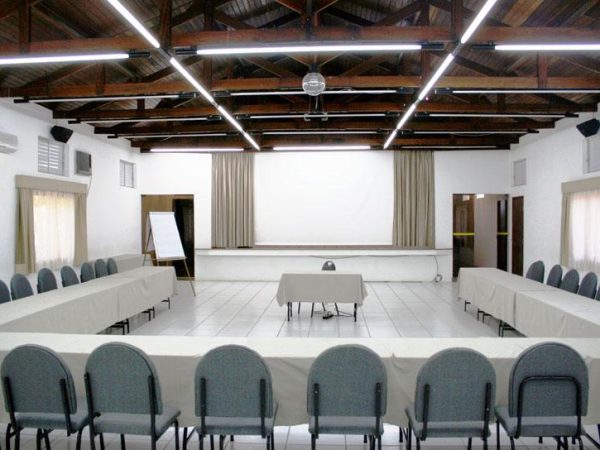 Perfeito para Congressos, Convenções, etc. Salão com dimensões de 9,60 x 20,20m com pé direito de 3,40m.