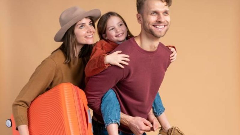 familia-de-tres-pessoas-pronta-para-uma-viagem-de-ferias-com-bagagem-1