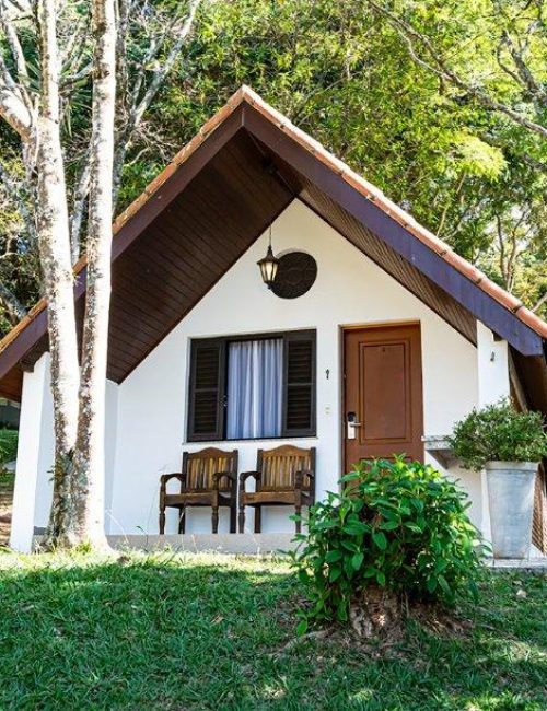 fachada do chalé e a área verde ao redor