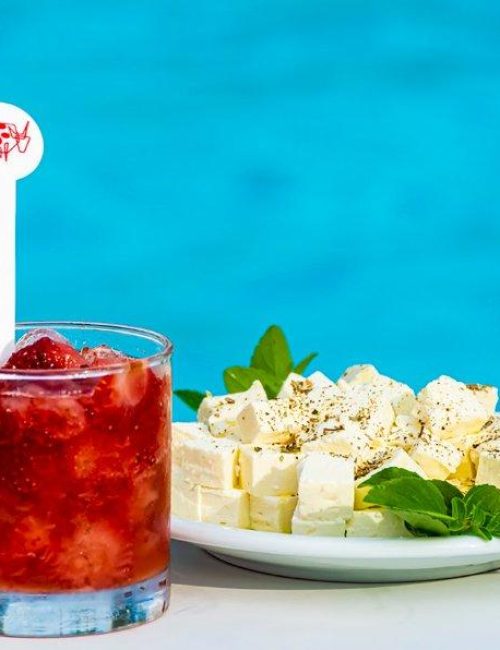 serviço de bebidas e petiscos a beira da piscina.