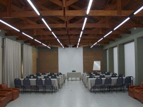 Salão com dimensões de 21,50 x 7,60m com pé direito de 3,30m.